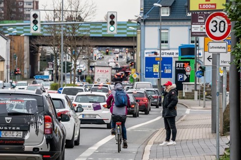 30 km/h zone on Herner Straße in Bochum Riemke to keep the air clean, ban on lorries driving