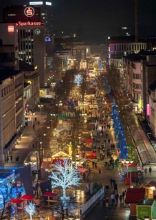 Christmas market in the city centre, Königstraße, during the fourth Corona wave, 2G regulation,
