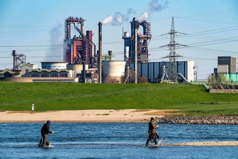 Rhine at Duisburg Bruckhausen, Thyssenkrupp Steel steelworks, blast furnaces 8 and 9, Angler in the