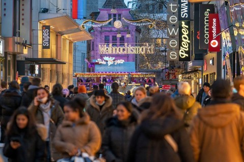 Pre-Christmas time in Dortmund, pedestrian zone, shopping street Westenhellweg, many people go