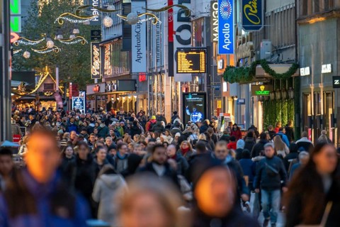Pre-Christmas time in Dortmund, pedestrian zone, shopping street Westenhellweg, many people go
