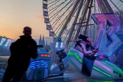 Deutz funfair on the Rhine, at Easter, funfair, break-dancer ride, employees, ticket inspectors,