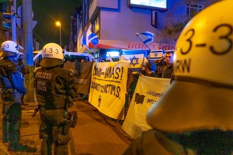 Counter-demonstration, solidarity with Israel, to the demonstration of pro-Palestinian activists in