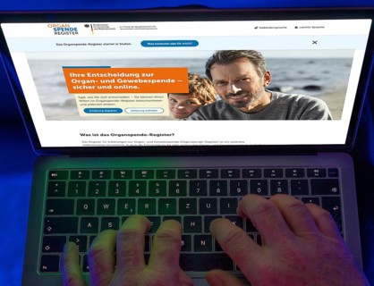 Symbolic image of organ donation register, person informs himself about the new online register for