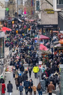 Crowded shopping street in Essen, Kettwig Straße, pedestrian zone, on the first weekend of Advent,