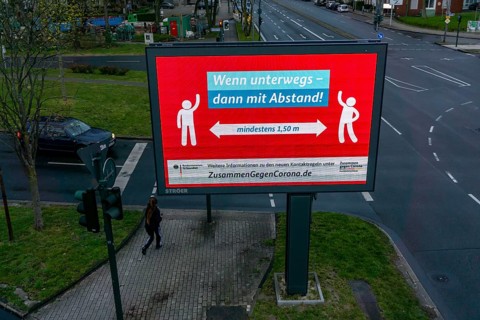 Appeal by the Federal Ministry of Health to keep your distance, advertising campaign, LED roadside