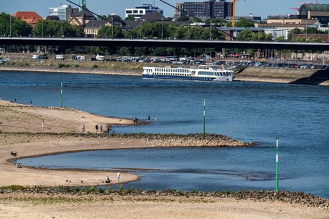 Rhine at Düsseldorf, extremely low water, Rhine level at 81 cm, tendency falling, after a long