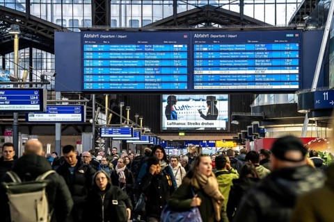 Display boards at Hamburg central station, evening rush hour, in front of another GDL, train driver