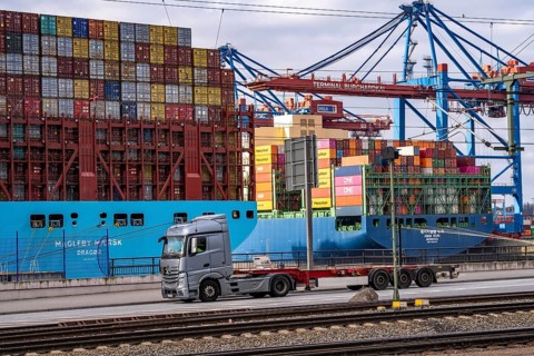 Port of Hamburg, Waltershofer Hafen, container ships, lorries bring and collect freight containers