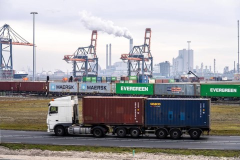 Goods train, container train, brings containers to Euromax Container Terminal, the seaport of