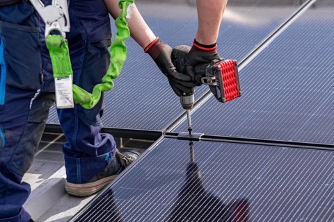Installation of solar modules on the roof of a commercial enterprise, over 400 photovoltaic modules