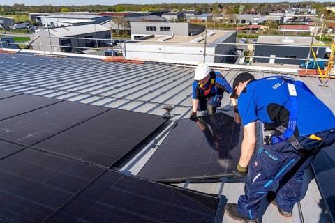 Installation of solar modules on the roof of a commercial enterprise, over 400 photovoltaic modules