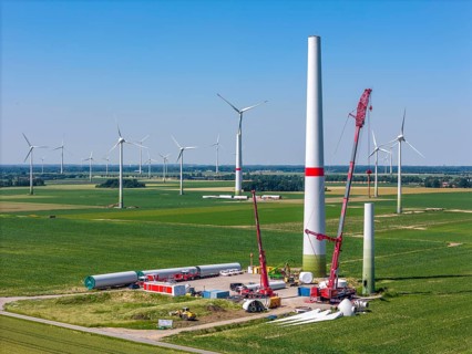 Repowering of a wind farm near Issum, here the dismantling of the tower, 9 older wind turbines from