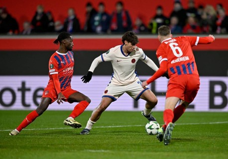 One-on-one, action Marc Guiu Chelsea FC The Blues (38) v Patrick Mainka 1. FC Heidenheim 1846 FCH