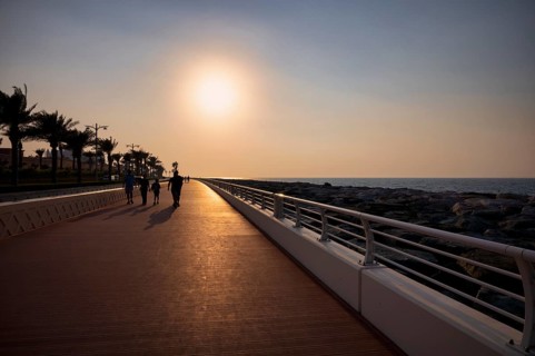 Sunset, walker, The Boardwalk, waterfront promenade, Palm Jumeirah, Dubai, United Arab Emirates,