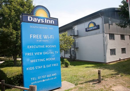 Days Inn budget hotel at South Mimms, Potters Bar, Hertfordshire, England, UK