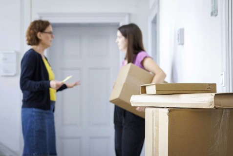 Two woman fight over parcel deliveries in Berlin, 08/08/2024