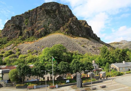 Housing beneath scree slopes of mountainside, Blaenau Ffestiniog, Gwynedd, north Wales, UK