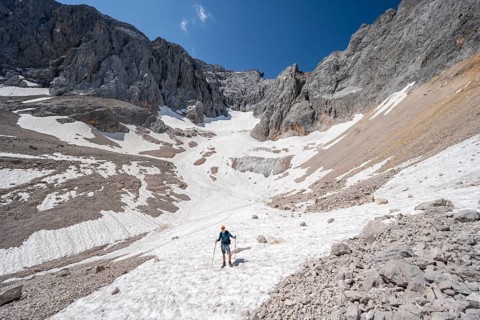 Mountaineer on a snowfield, mountain basin with glacier remnant of the Höllentalferner, Höllental,