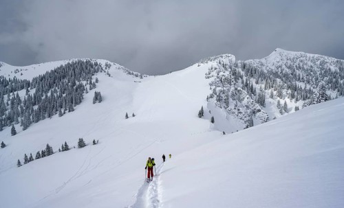 Ski tourers on the ascent to Raukopf, mountain landscape in the snow, mountain peaks Tanzeck and