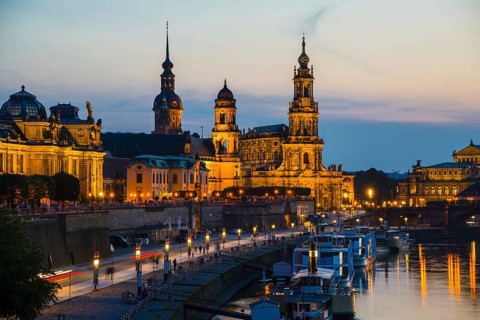 Panorama over the Elbe, from left to right: Academy of Fine Arts, Bruehl's Terrace, Sekundogenitur,