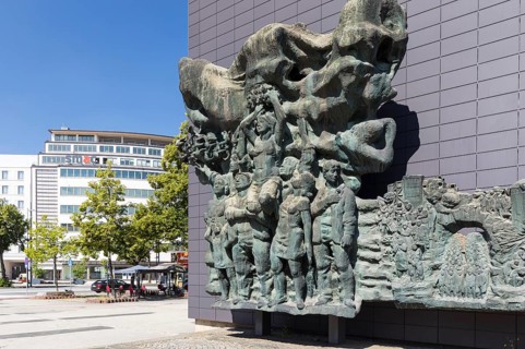Monumental bronze sculpture Kampf und Sieg der Arbeiterklasse by Johannes Belz, also known as Weg