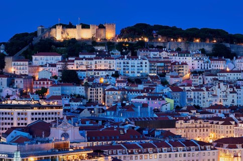 Night shot, view from the Miradouro de São Pedro de Alcântara viewpoint to Castelo de São Jorge,