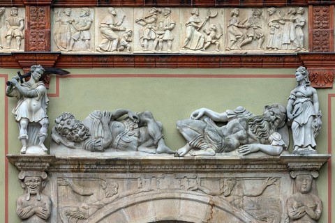 Religious groups of figures above the courtyard portal of the former Fürstenhof, now the district