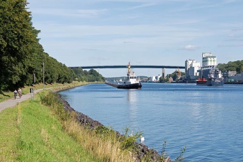 Tugboat, cyclist, Holtenau bridges, Kiel Canal, Kiel, Schleswig-Holstein, Germany, Europe
