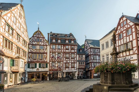 Market square with medieval half-timbered houses, Bernkastel-Kues, Moselle, Rhineland-Palatinate,