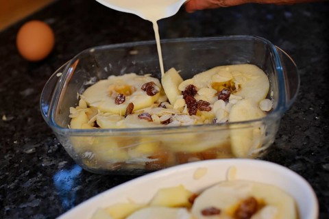 Swabian cuisine, preparation of Ofenschlupfer, sweet main dish or dessert, dessert, typical