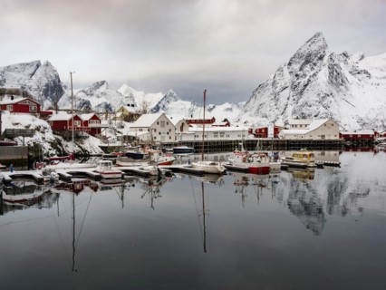 Hamnoy harbour, snowy mountains in the background, Hamnøy, Reine, Moskenesøya, Lofoten, Norway,