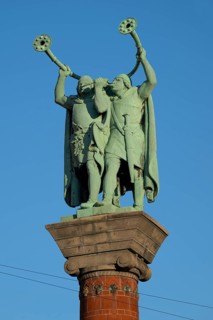 Lurspieler, antique trumpets, bronze sculpture on terracotta column, Town Hall Square, Rathausplatz