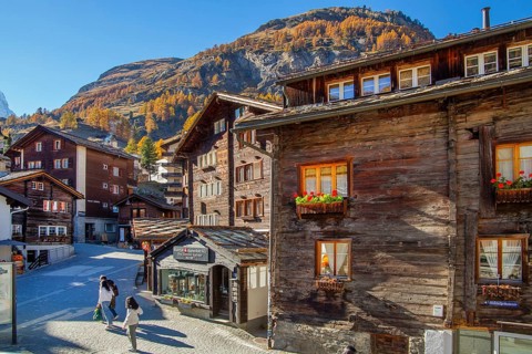 Typical historic Valais houses in the town centre, Zermatt, Mattertal, Valais, Switzerland, Europe
