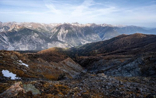 View from the ridge of the Venet to the mountain panorama of the Parzinn Group of the Lechtal Alps,