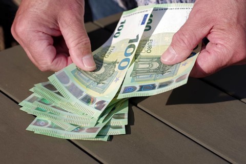 Banknotes, one hundred, euro, hands, counting, A man counts several one hundred euro notes