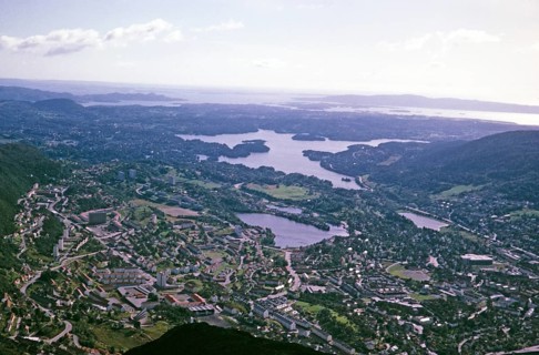 Blick über ein Wohngebiet in einem Vorort von Arstad, Stadt Bergen, Norwegen, 1966