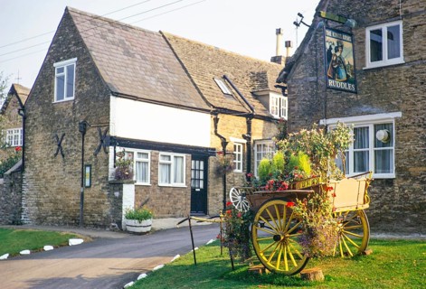 The Kings Arms village pub, Wing, Rutland, England, UK August 1972 Ruddles-Schild