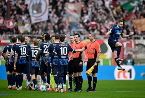 Line-up of the teams in front of kick-off, referee Referee Florian Badstübner Budu Zivzivadze