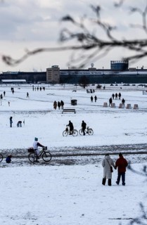 Winter shows itself: many visitors on the snow-covered Tempelhofer Feld, 15.02.2025, Berlin,