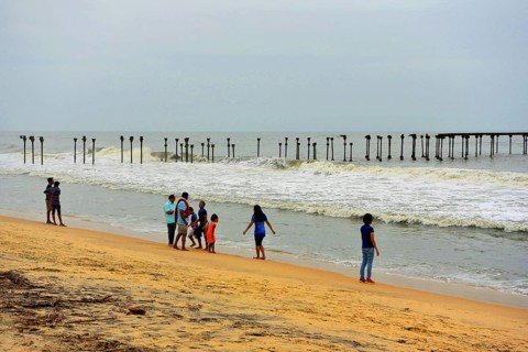 Tourists enjoying, Alappuzha Beach, Alappuzha, Alleppey, Kerala, India, Asia