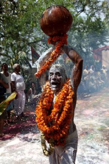 Priest pouring hot milk ritual, Karaha Pujan, Varanasi, Uttar Pradesh, India, Asia