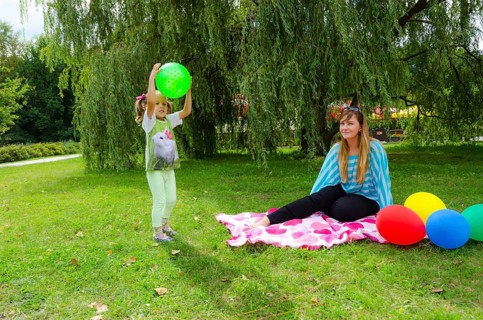Small girls with aerial balloon
