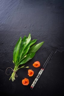 Bear allium with smoking salmon