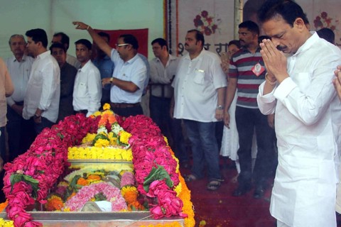 Congress party leader Bhai Jagtap pay his last respect to veteran trade union leader Sharad Rao, in
