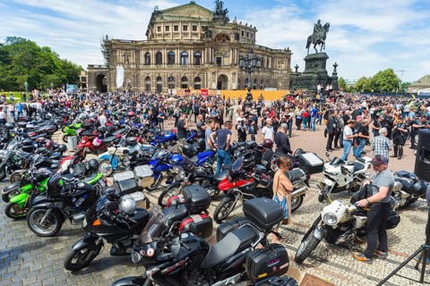 More than 5, 000 motorcyclists from Central Germany at protest against driving bans on Theaterplatz