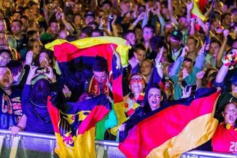 DEU Sachsen Dresden Public Viewing in Dresden Public Viewing on the banks of the Elbe in Dresden on