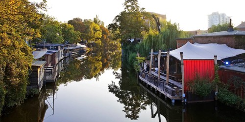 Flutgraben in the early morning with the restaurant Freischwimmer and the nightclub Club der