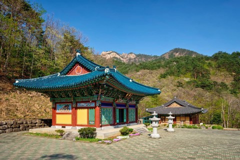 SEORAKSAN, SOUTH KOREA, APRIL 15, 2017: Sinheungsa Buddhist temple in Seoraksan National Park,
