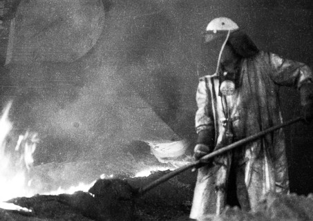 The work of the steelworkers, like here on 31 August 1971 at the Mannesmann-Huettenwerke in